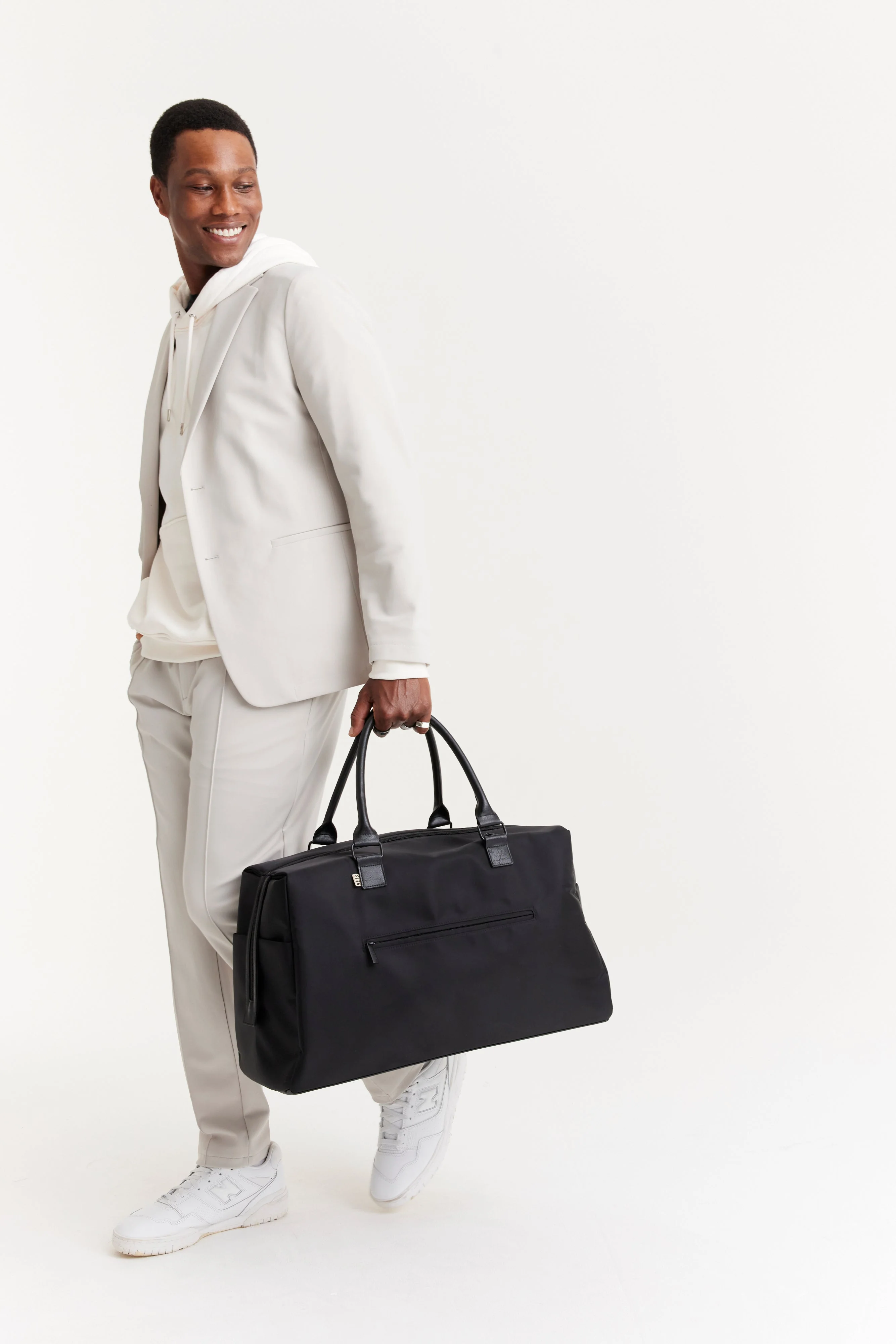 The Commuter Duffle in Black - Image 17
