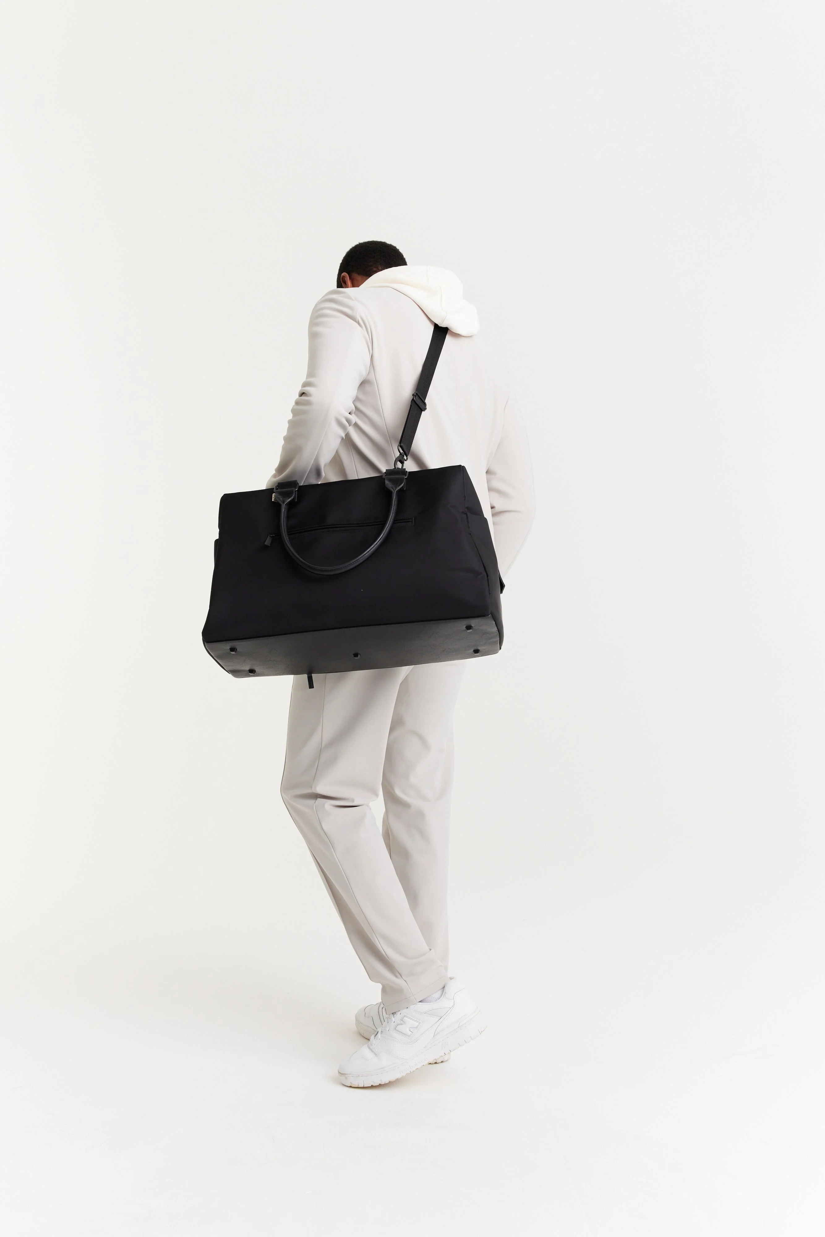 The Commuter Duffle in Black - Image 18
