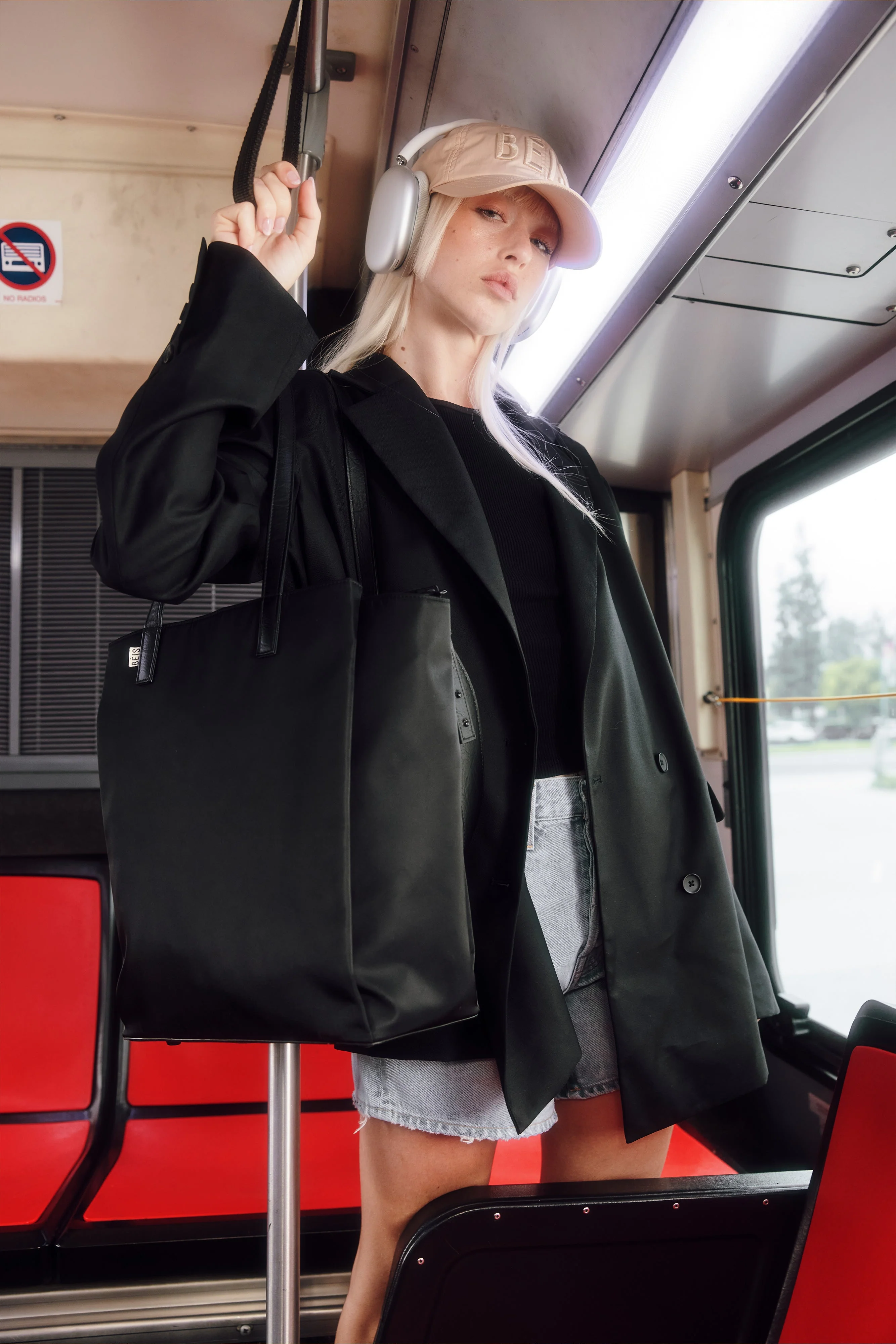 The Commuter Tote in Black - Image 15