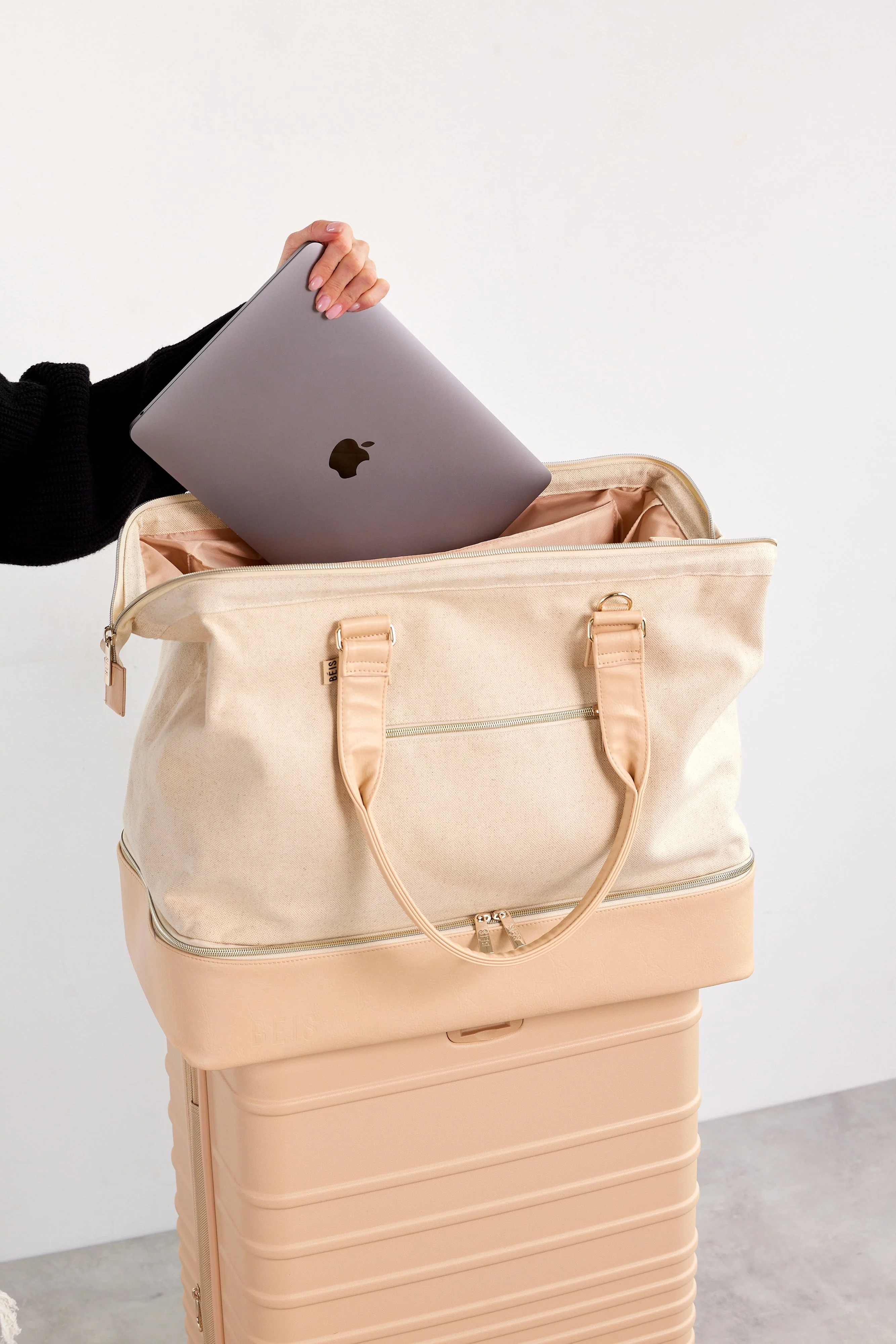 The Weekender in Beige - Image 7